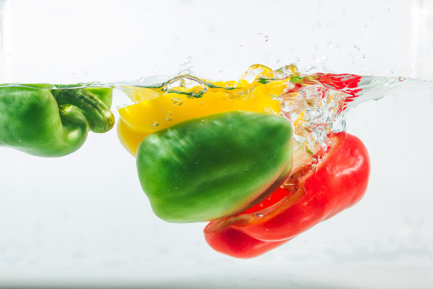 甜椒洒上黄色、红色、绿色的水图片下载