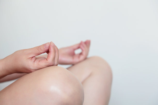 女人在练习瑜伽，坐在莲花的位置图片下载