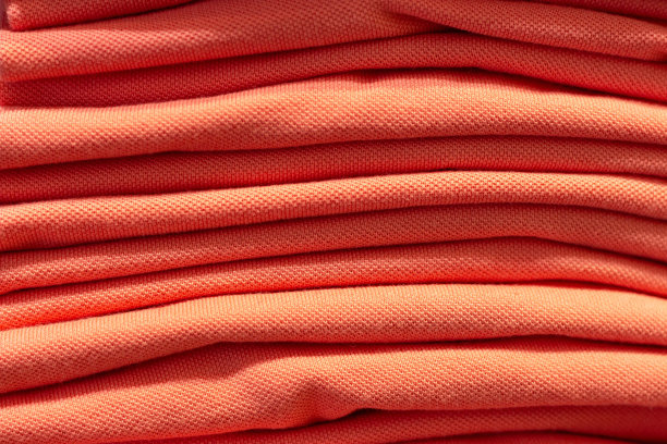 橙色的衣服整齐地叠成一堆，正面观，特写图片下载