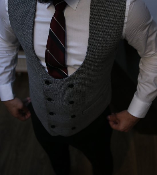 优雅的年轻帅哥，西装革履的照片图片下载