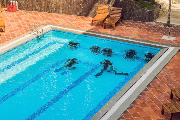 潜水教练和学生。教练教学生潜水图片下载