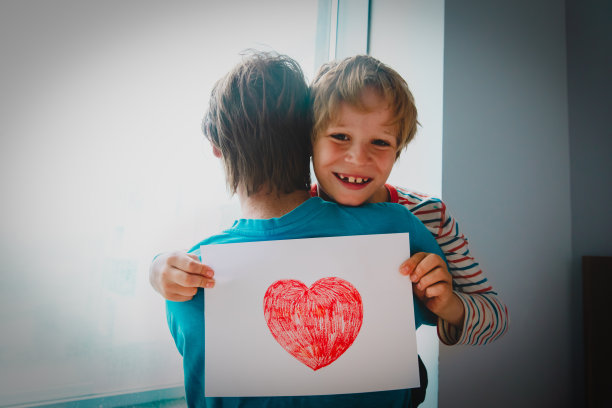 儿子潜水心画给爸爸，在家庆祝父亲节图片下载