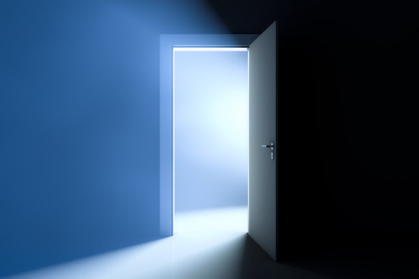 打开门。房间里明亮的灯光。图片下载