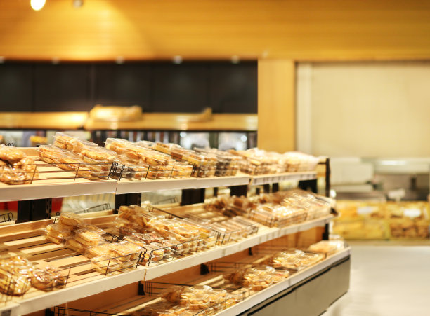 从超市挑选面包图片下载