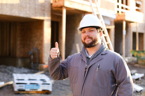 工地工头戴安全帽竖起大拇指的肖像图片下载