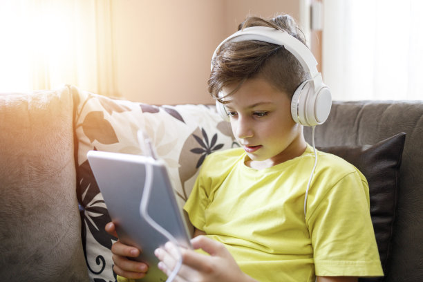 平板电脑和耳机的孩子图片下载