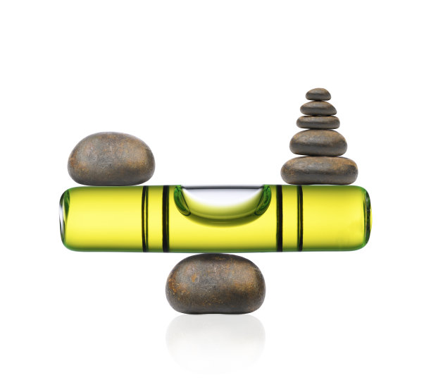 用泡沫水平堆叠平衡的石头图片下载