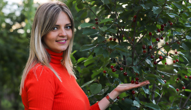 美丽女孩检查樱桃图片下载