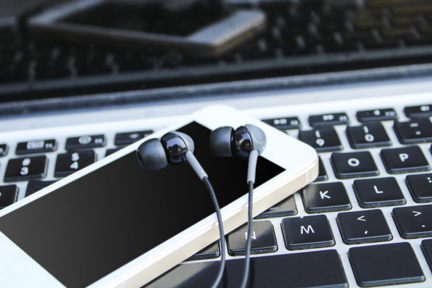 手机上的笔记本电脑键盘和耳机图片下载