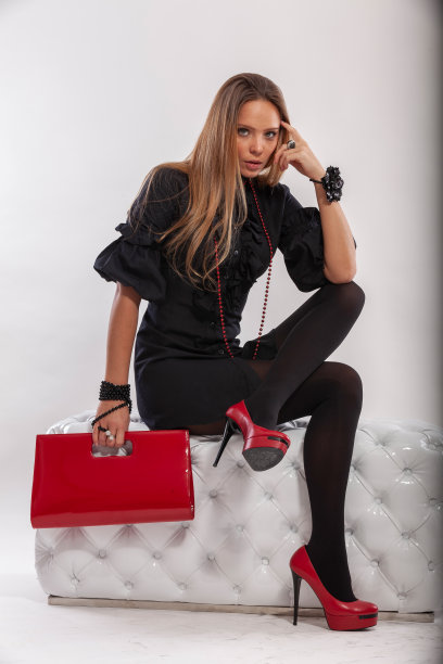 时尚模特与红色的鞋子和包的照片拍摄图片下载