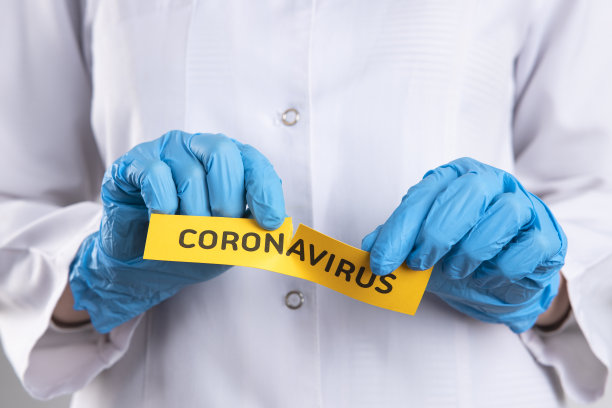 医生在手套撕裂冠状病毒纸的特写照片图片下载