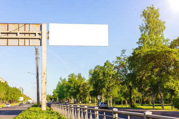高速公路横幅广告牌信息孤立，透视城市图片下载