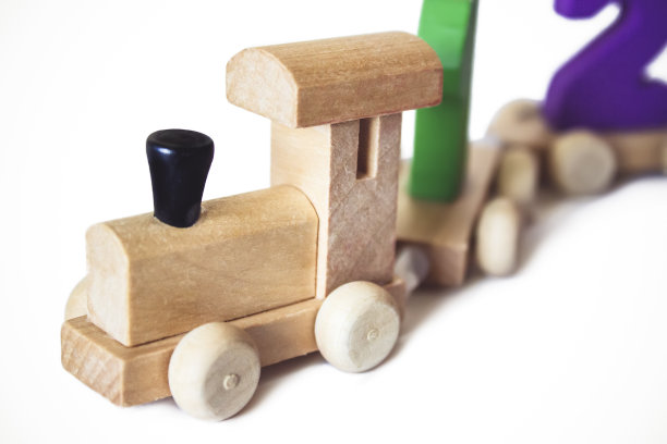儿童玩具木制机车，五颜六色的数字，美丽的儿童教育玩具。木制玩具火车。木制益智玩具。图片下载