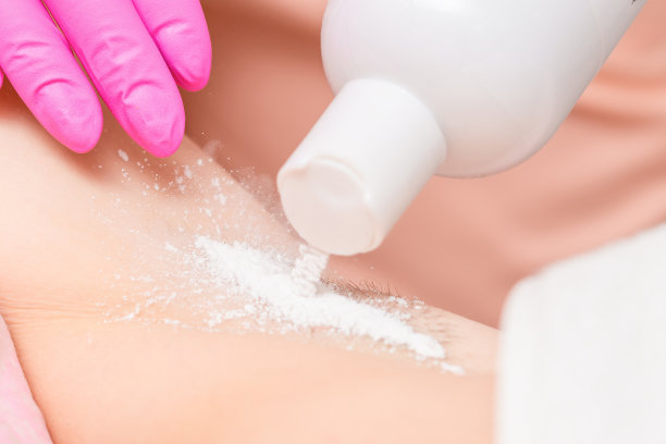 用手将滑石粉洒在腋窝上。图片下载