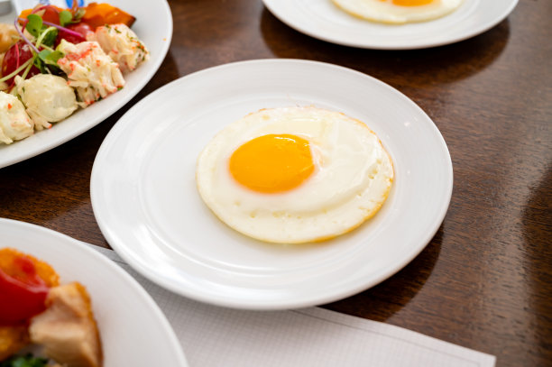 早餐桌子与鸡蛋，水果，沙拉库存照片…保存图片下载