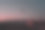 一架飞机在粉红色的夕阳下起飞的漂亮的夜景。飞机飞到降落，起飞。美丽的日落，夜航，非常早的航班。神秘、神秘、嘈杂的照片;图片下载