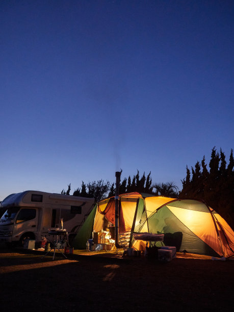 在日落之后，营地的帐篷在蓝色的瞬间图片下载