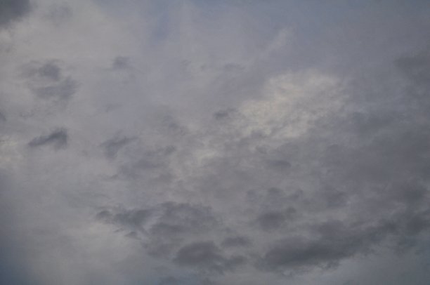 蔚蓝色天空上戏剧性的云朵图片下载