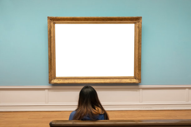 观众看着空白大金色框架上的蓝色墙壁图片下载