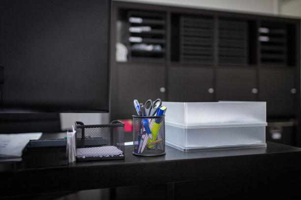在黑暗的背景与办公配件的工作场所的特写图片下载