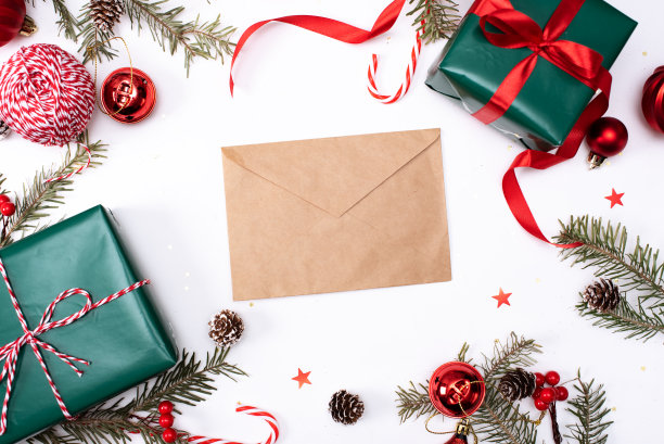 圣诞空白信为圣诞老人配牛奶、饼干。顶部视图和文本空间。平的。图片下载