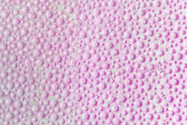 抽象的紫色背景干薯片与蓝莓，俯视图。图片下载