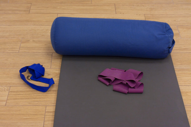 一些在地板上锻炼的物体图片下载