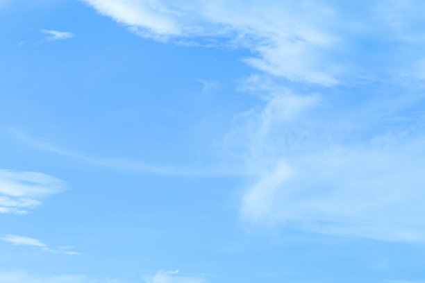 晴朗的早晨，天空中满是浮云。图片下载