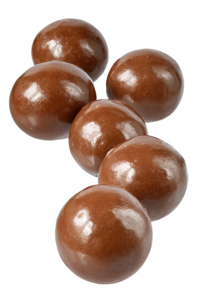 巧克力球封闭孤立图片下载