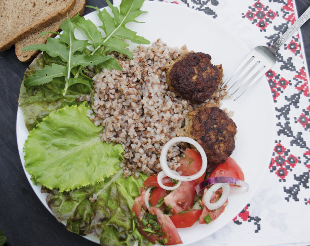 荞麦粥和沙拉。健康饮食的概念。宏观照片。俯视图和侧视图。盘子的喷发计划。图片下载