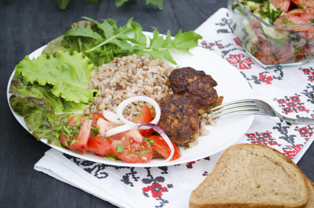 荞麦粥和沙拉。健康饮食的概念。宏观照片。俯视图和侧视图。盘子的喷发计划。图片下载