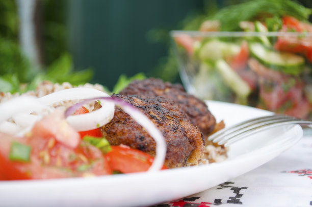 荞麦粥和沙拉。健康饮食的概念。宏观照片。俯视图和侧视图。盘子的喷发计划。图片下载