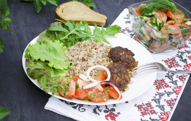 荞麦粥和沙拉。健康饮食的概念。宏观照片。俯视图和侧视图。盘子的喷发计划。图片下载