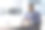 商人用手机工作在笔记本电脑坐在户外咖啡馆图片下载