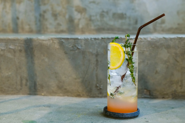 在咖啡馆喝一杯冰柠檬汽水图片下载