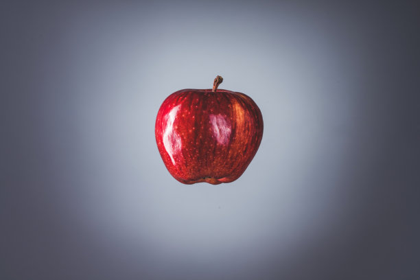 红苹果挂在空中图片下载