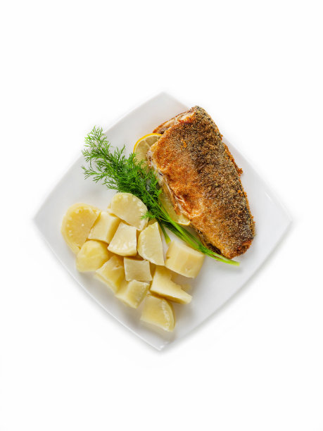 无头鱼的尸体炸面包在一个方形盘子与煮土豆和新鲜的小茴香枝俯视图图片下载