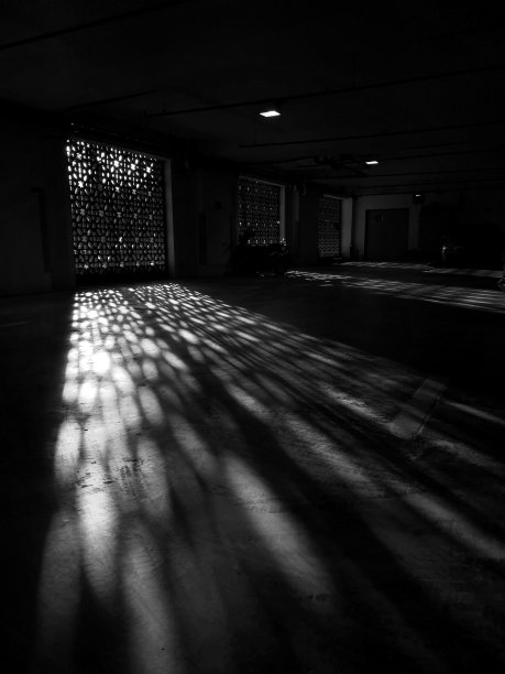 黑光和白光笼罩着阴影图片下载