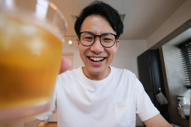 亚洲中年男子在家享受虚拟欢乐时光图片下载