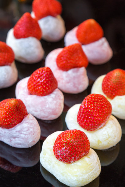 东京街头市场上出售的新鲜草莓麻糬图片下载