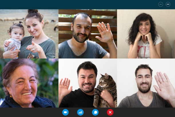 笔记本电脑网络摄像头屏幕显示多民族家庭通过视频会议远距离联系。生活在国外的四个不同的朋友视频通话享受交流，虚拟互动的现代应用概念图片下载