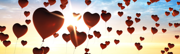 许多气球在阳光的照耀下飞向蓝天图片下载