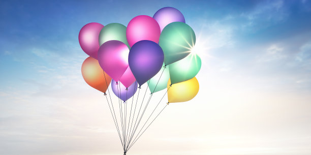 气球在阳光下飞向蓝天图片下载