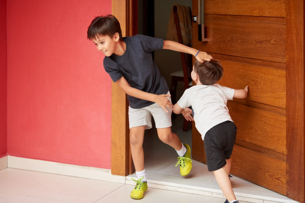 在室内玩耍的小男孩图片下载