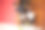 在室内玩耍的小男孩图片下载