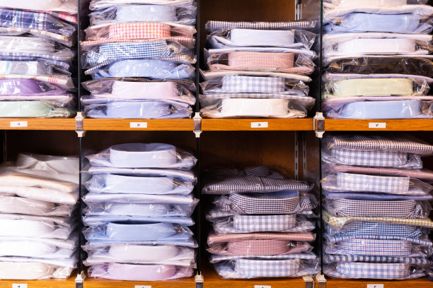 商店货架上的衬衫图片下载