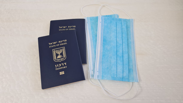 以色列的两本护照和防护口罩图片下载