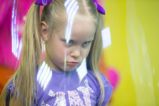 一个孩子在一个巨大的肥皂泡里图片下载