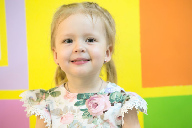 漂亮的两岁三岁女孩图片下载