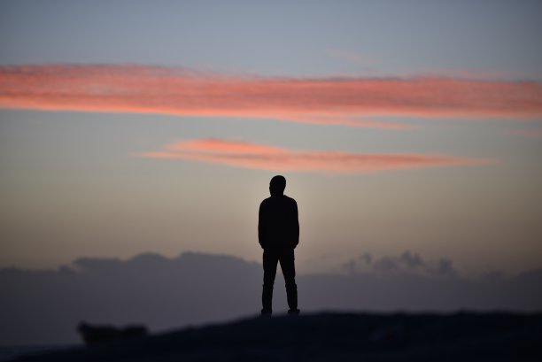 夕阳中的人图片下载